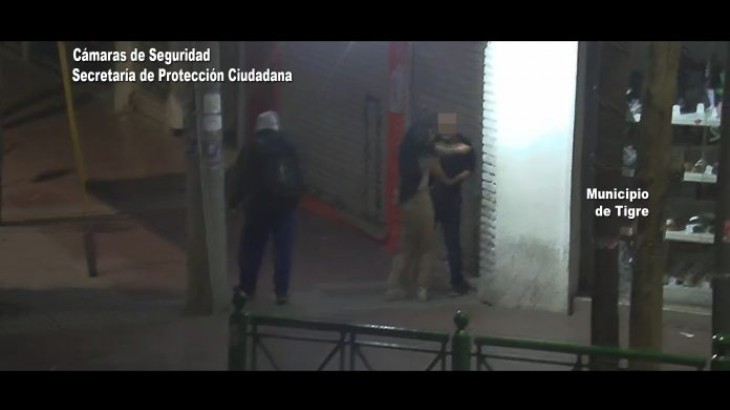 Arrestaron a un hombre tras ser grabado agrediendo a su pareja en la calle